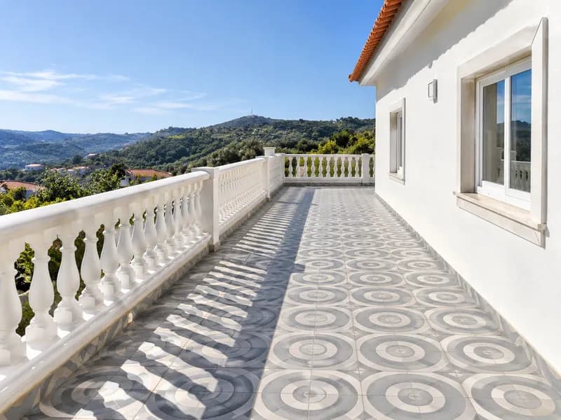 Terraço com pavimento cerâmico padronizado cinzento e branco